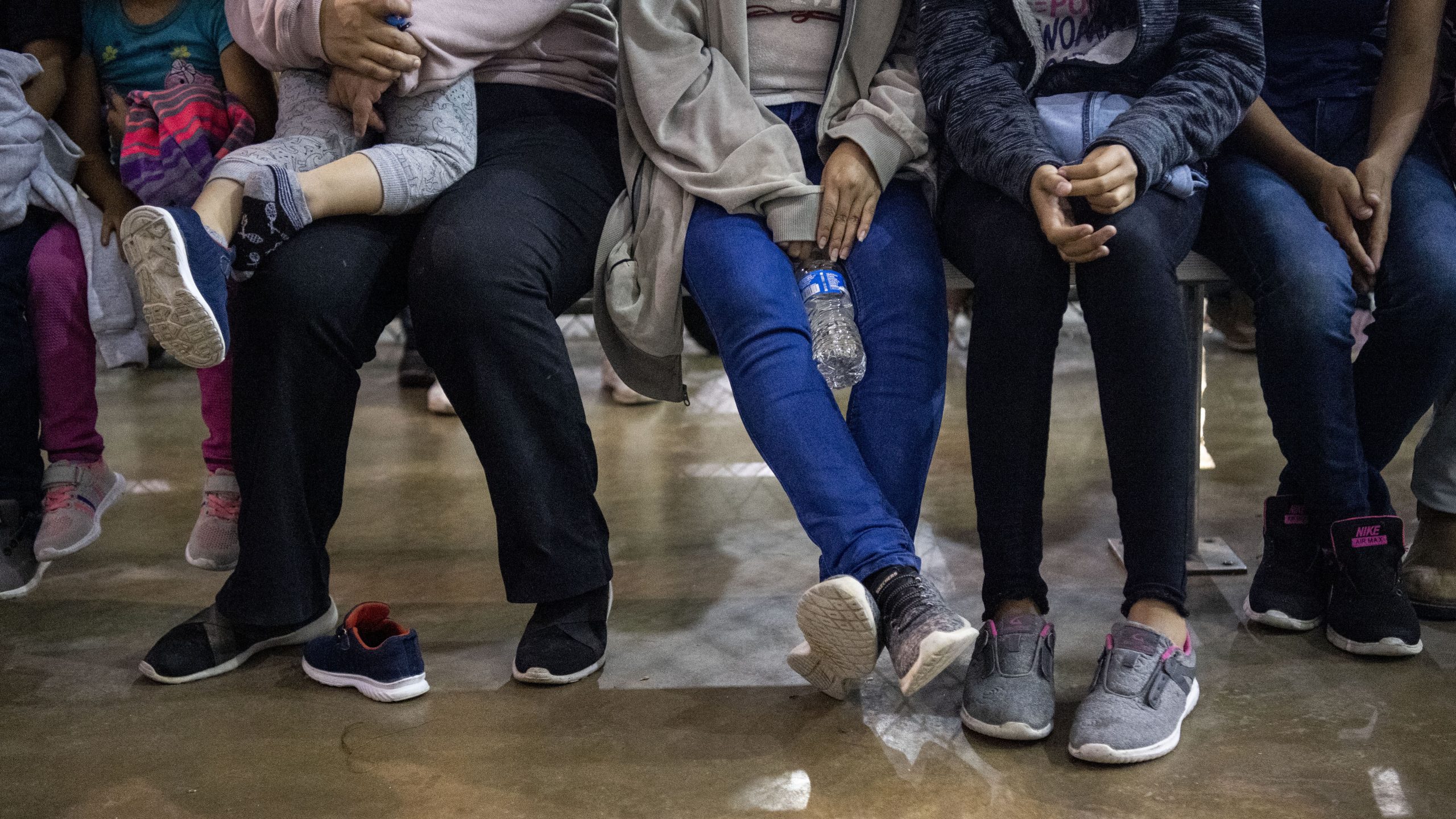 Texas permitiría al estado arrestar a migrantes y ordenarles que abandonen EEUU