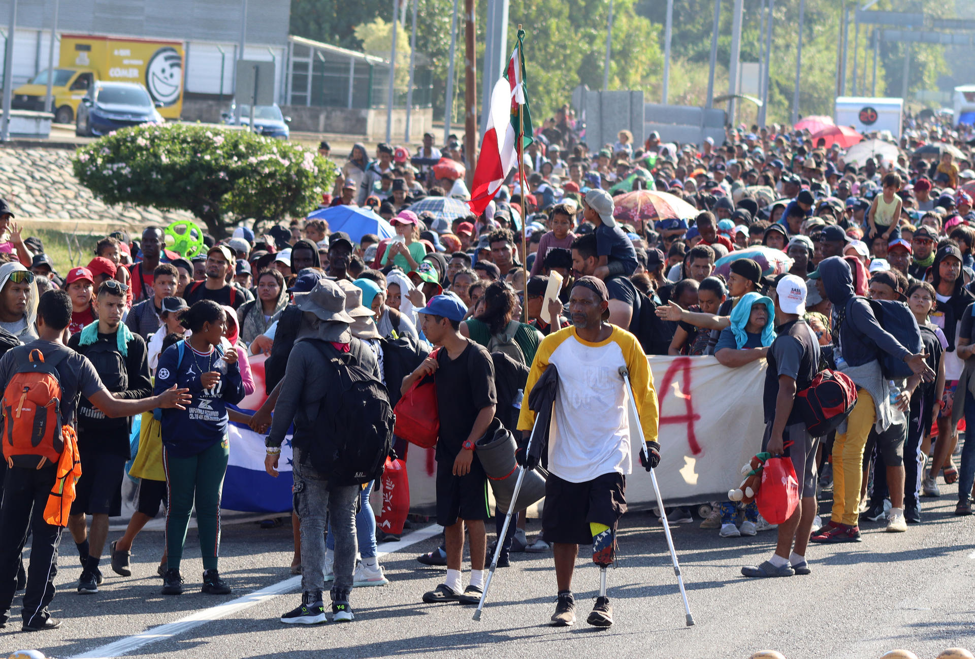 Caravana con miles de migrantes avanza por México rumbo a la frontera con EEUU