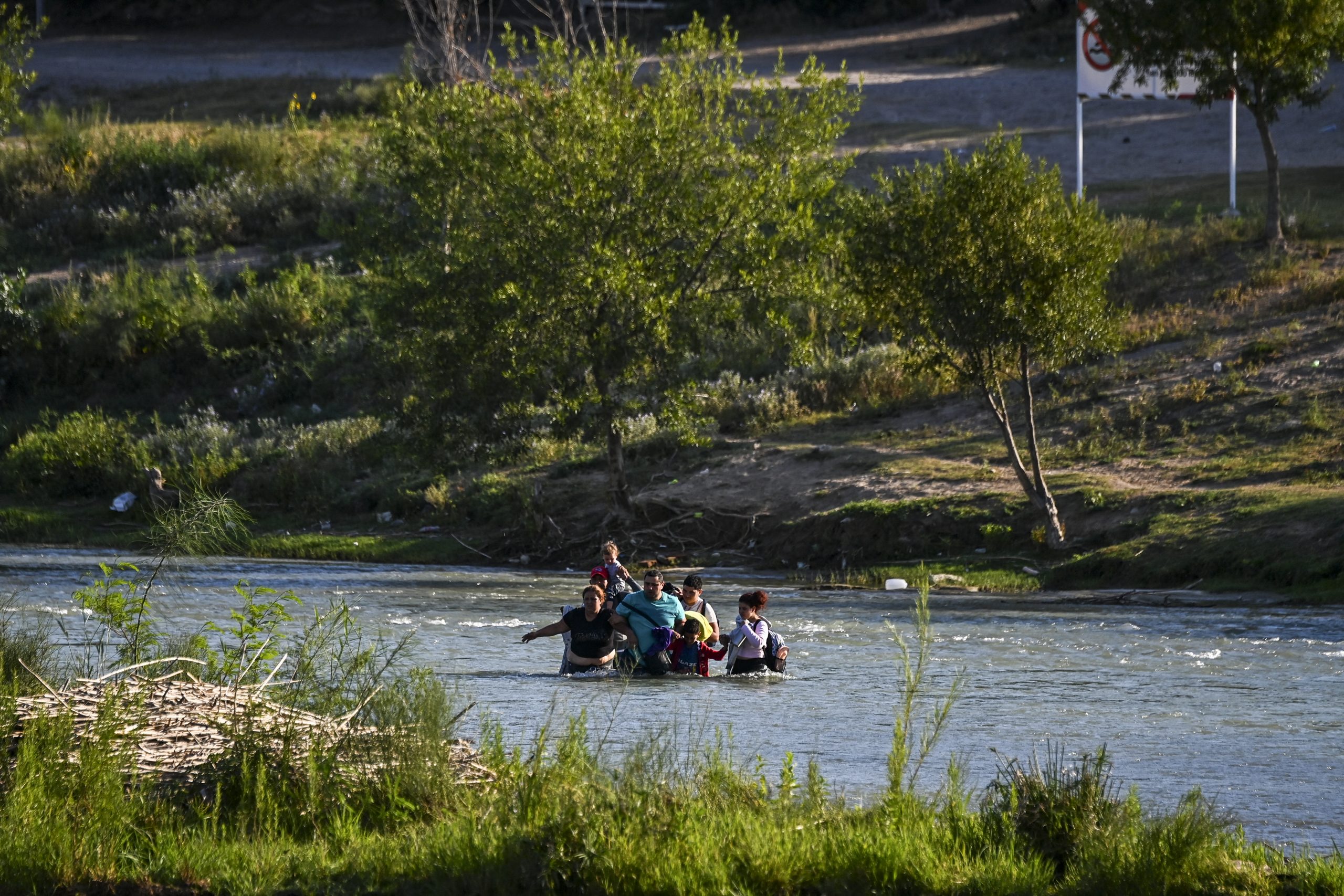 Juez federal de Texas bloquea la ley SB4, una de las políticas migratorias más estrictas
