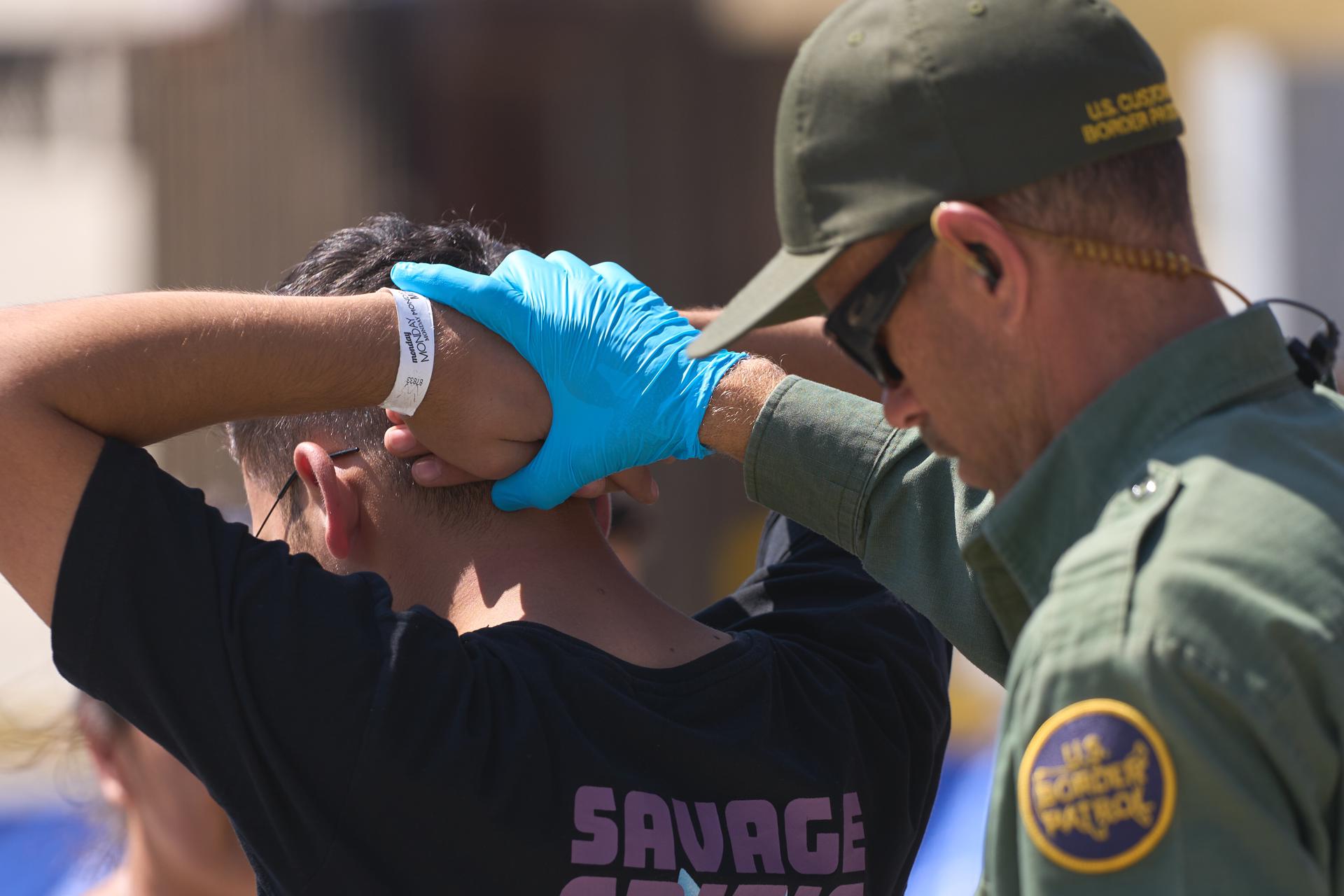 ICE reduciría deportaciones y liberaría a miles de inmigrantes por falta de fondos