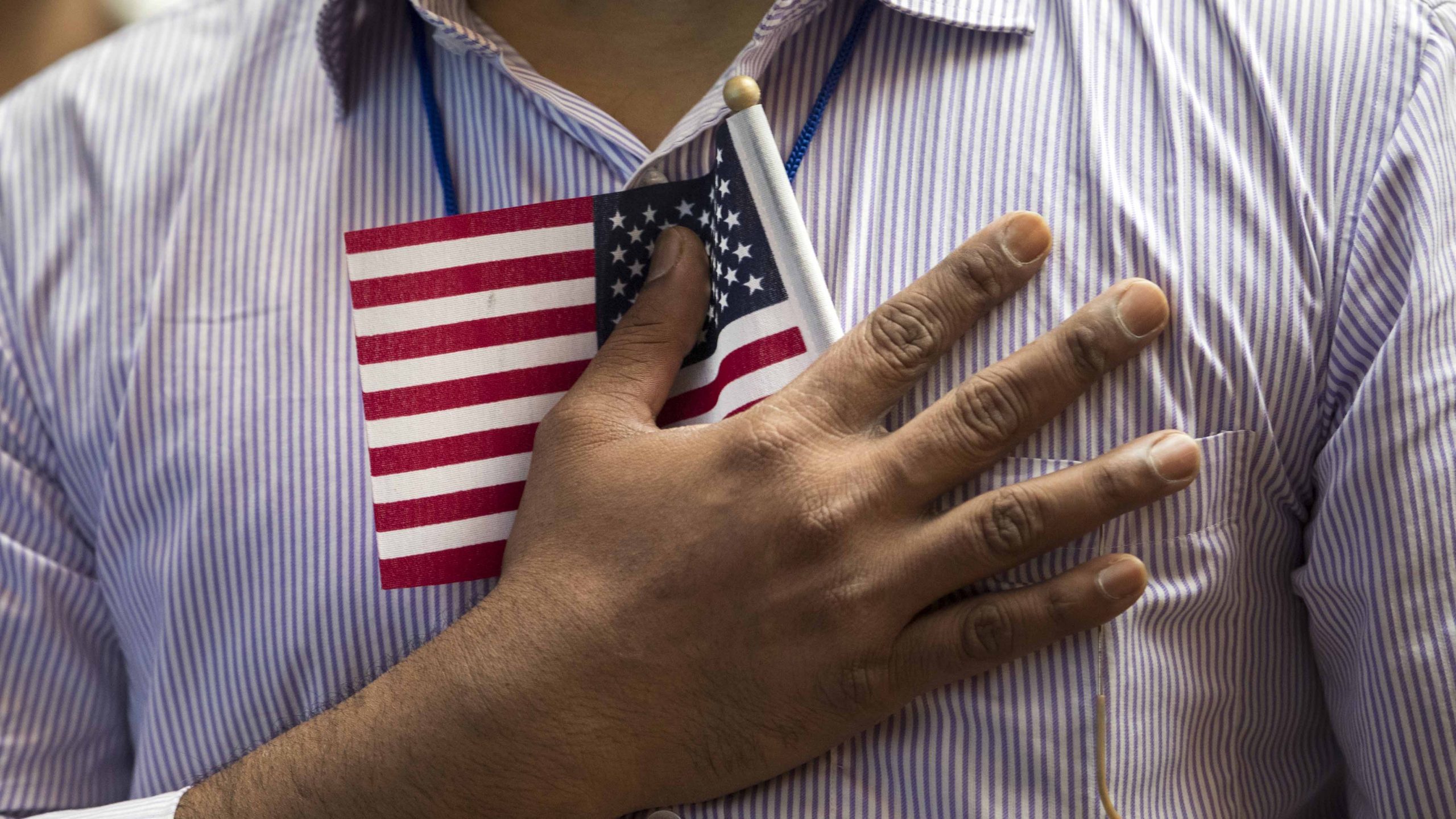 Congresistas proponen que USCIS se encargue de traducciones de documentos migratorios