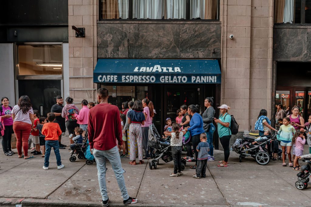 Ciudades demócratas que acogieron a inmigrantes comienzan a reducir ayuda