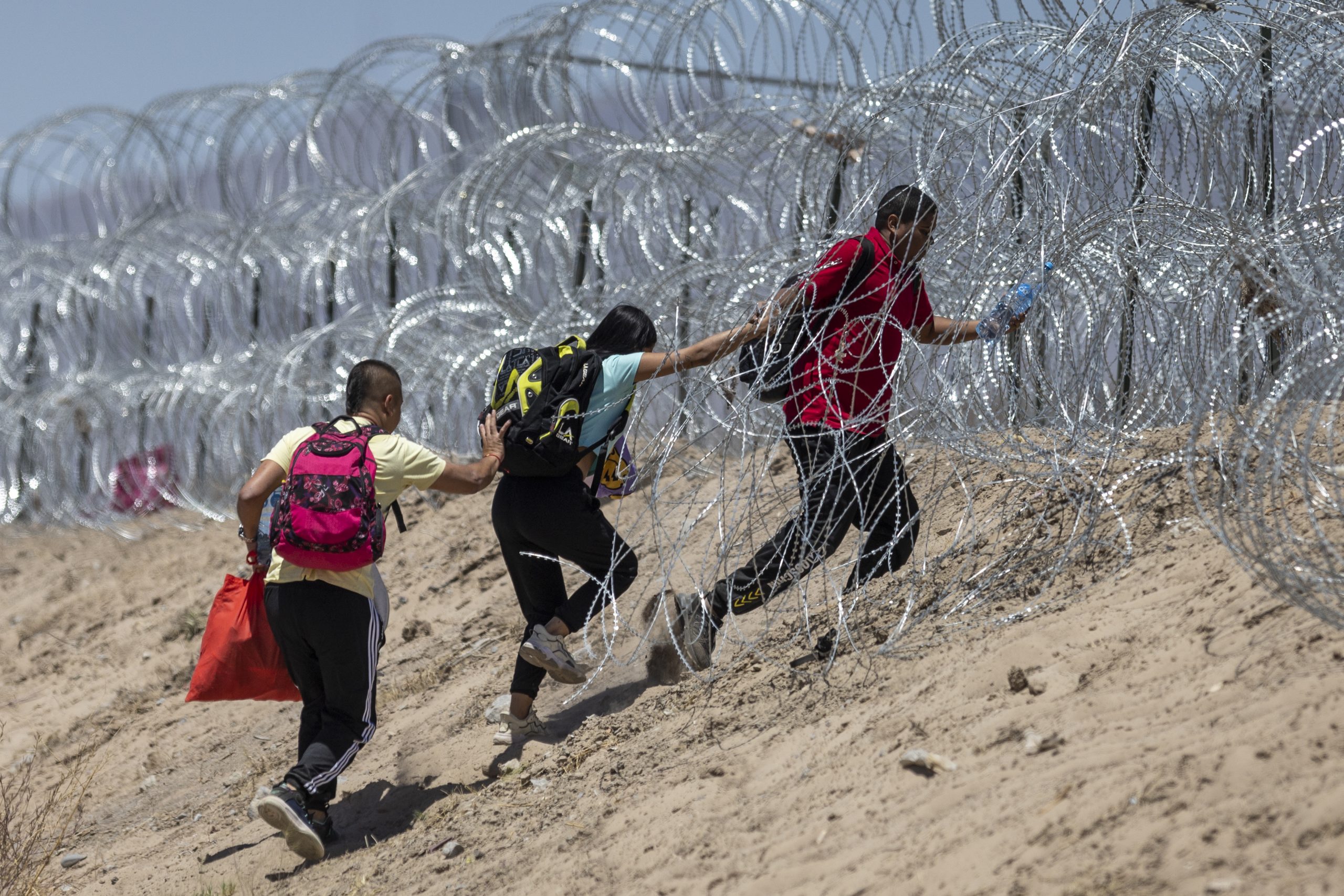 Corte Suprema extiende bloqueo a estricta ley antinmigratoria de Texas
