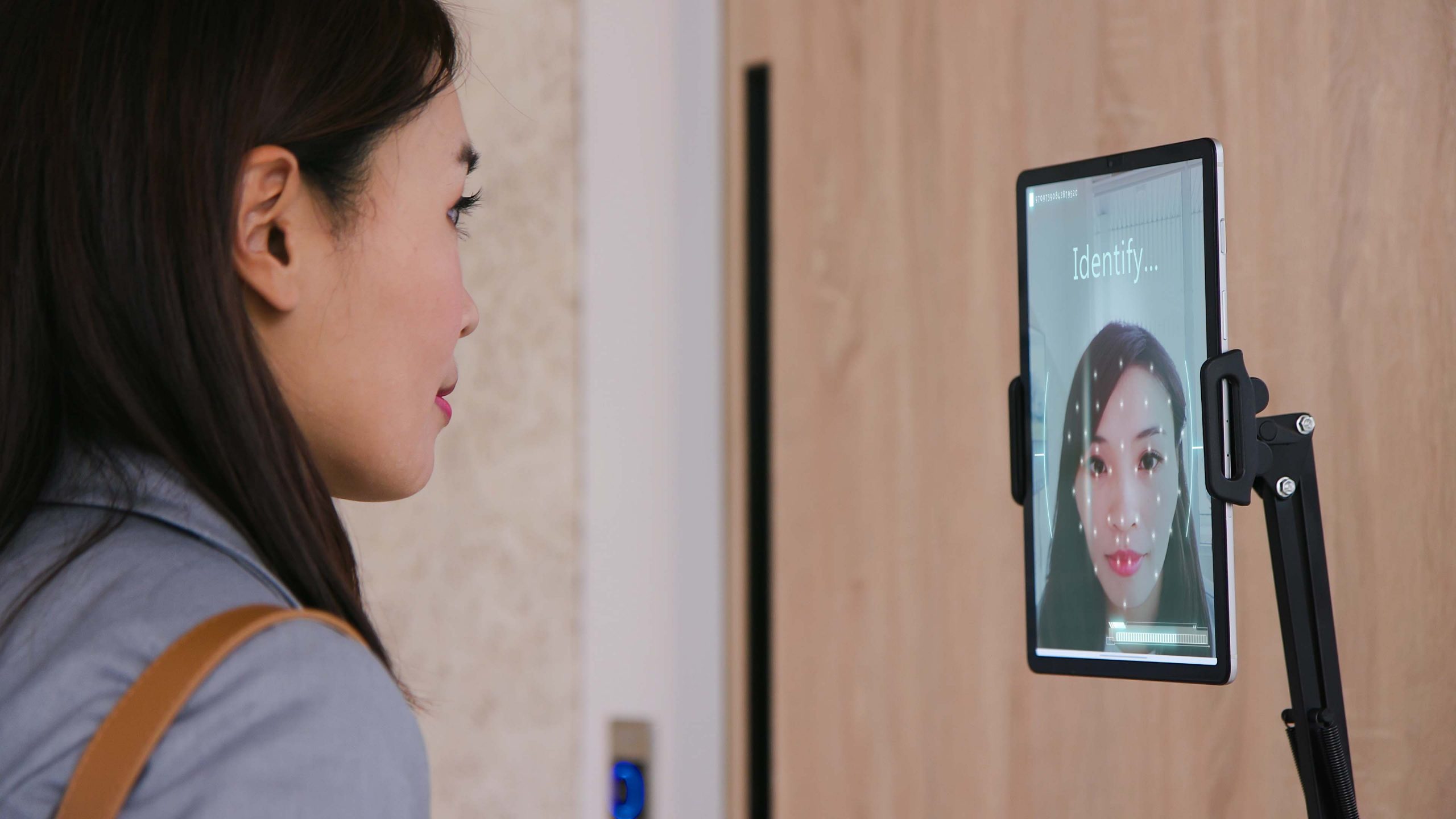 Reconocimiento facial en aeropuertos: nueva realidad para inmigrantes sin pasaporte
