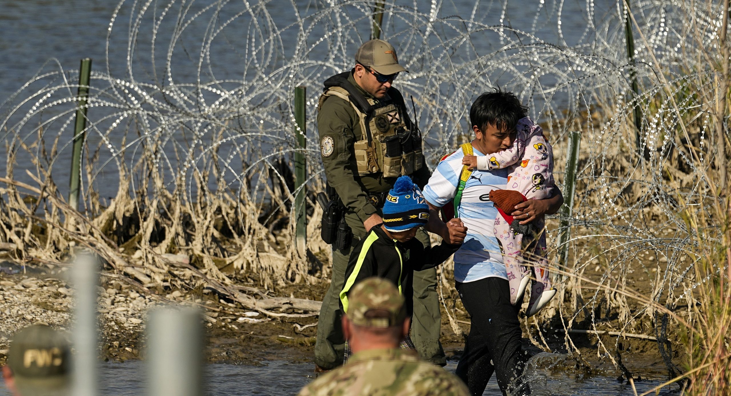 Patrulla Fronteriza debe hacerse cargo de niños migrantes que esperan en campamentos, dice juez