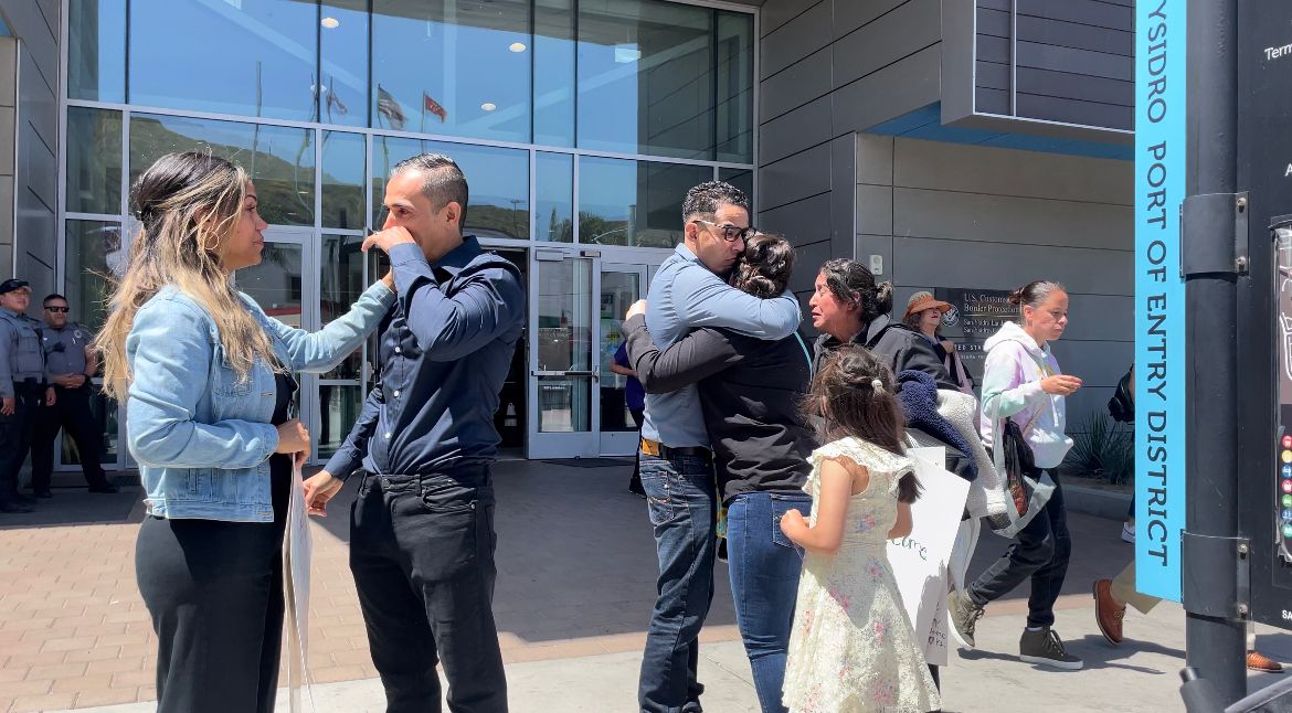 Dos dreamers regresan a EEUU, tras más de un año varados en México